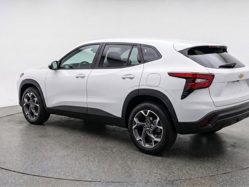 Used 2025 Chevrolet Trax LT FWD image 6