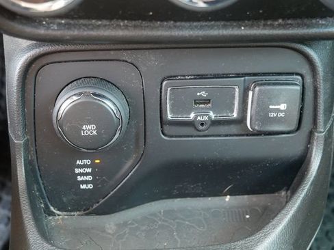 Used 2017 Jeep Renegade Latitude w/ Popular Equipment Group AWD/4WD image 30
