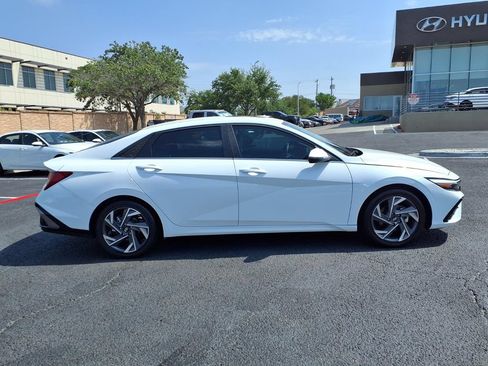Certified 2025 Hyundai Elantra Limited FWD image 5