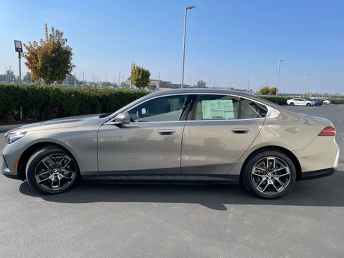 New 2026 BMW i5 eDrive40 image 3