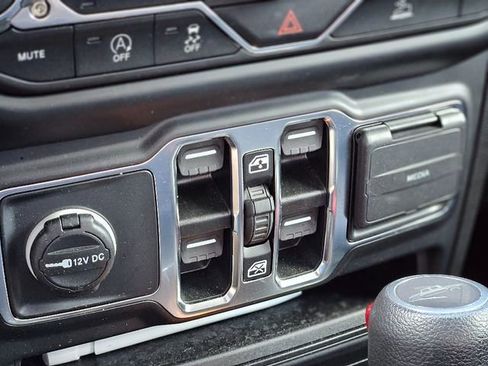 Used 2023 Jeep Gladiator Sport S image 25