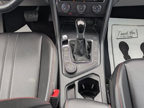 Used 2024 Volkswagen Tiguan SE AWD/4WD image 18
