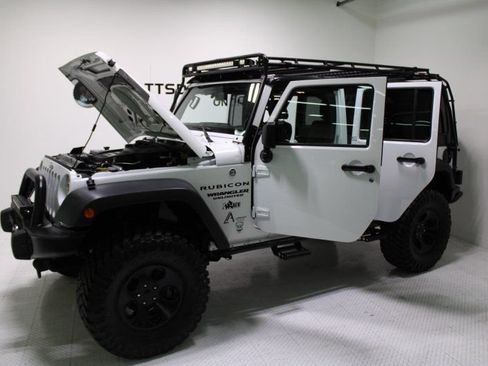 Used 2015 Jeep Wrangler Unlimited Rubicon w/ Connectivity Group AWD/4WD image 19