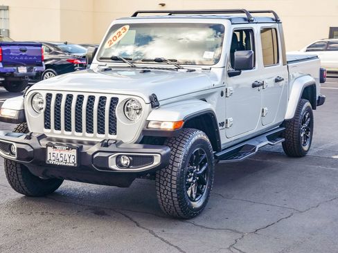 Used 2023 Jeep Gladiator Sport image 3