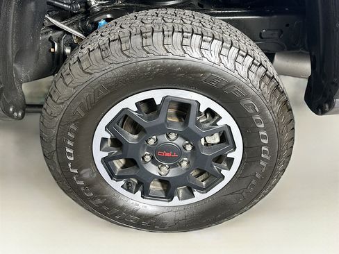 Used 2025 Toyota Tacoma TRD Off-Road image 11