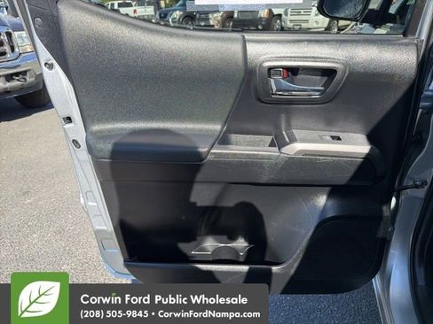 Used 2022 Toyota Tacoma TRD Off-Road AWD/4WD image 11