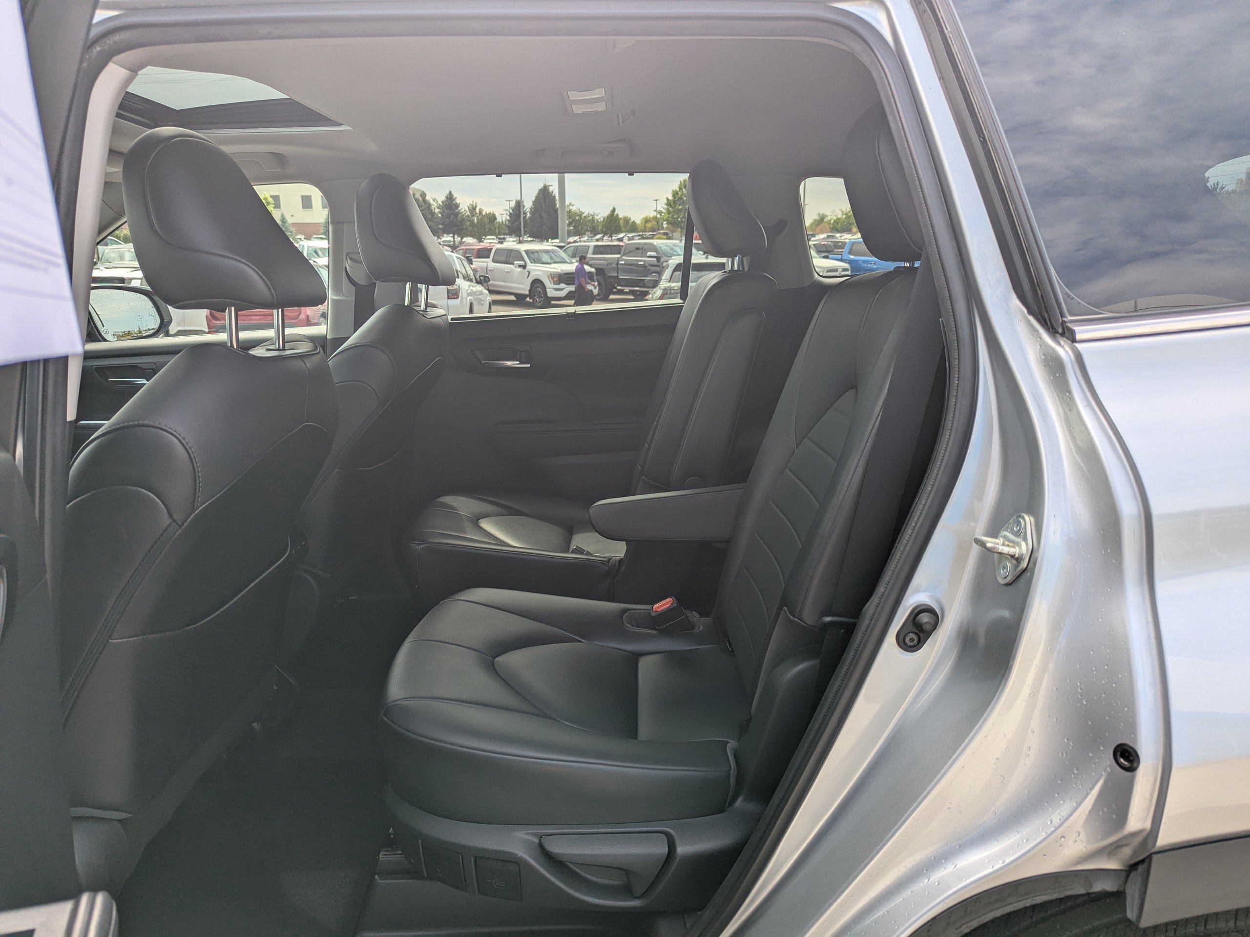 Used 2021 Toyota Highlander XLE AWD/4WD image 30
