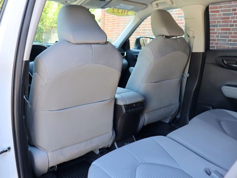 Used 2022 Toyota Highlander LE AWD/4WD image 13