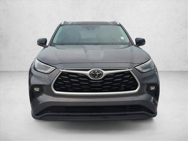 Used 2022 Toyota Highlander XLE FWD image 2