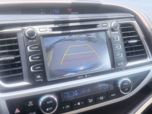 Used 2015 Toyota Highlander Limited w/ Driver Technology Package FWD image 18