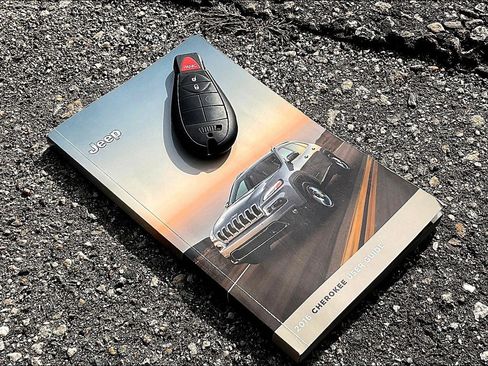 Used 2016 Jeep Cherokee Latitude w/ Cold Weather Group image 10