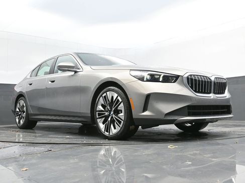 New 2025 BMW 530i w/ Premium Package image 31