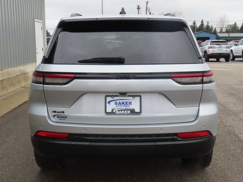 Used 2023 Jeep Grand Cherokee Altitude AWD/4WD image 9
