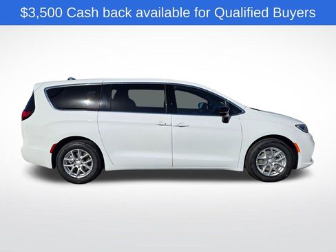 New 2026 Chrysler Pacifica Select image 2