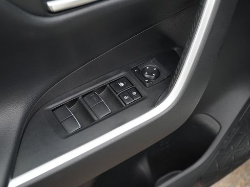 Used 2020 Toyota RAV4 Limited FWD image 13