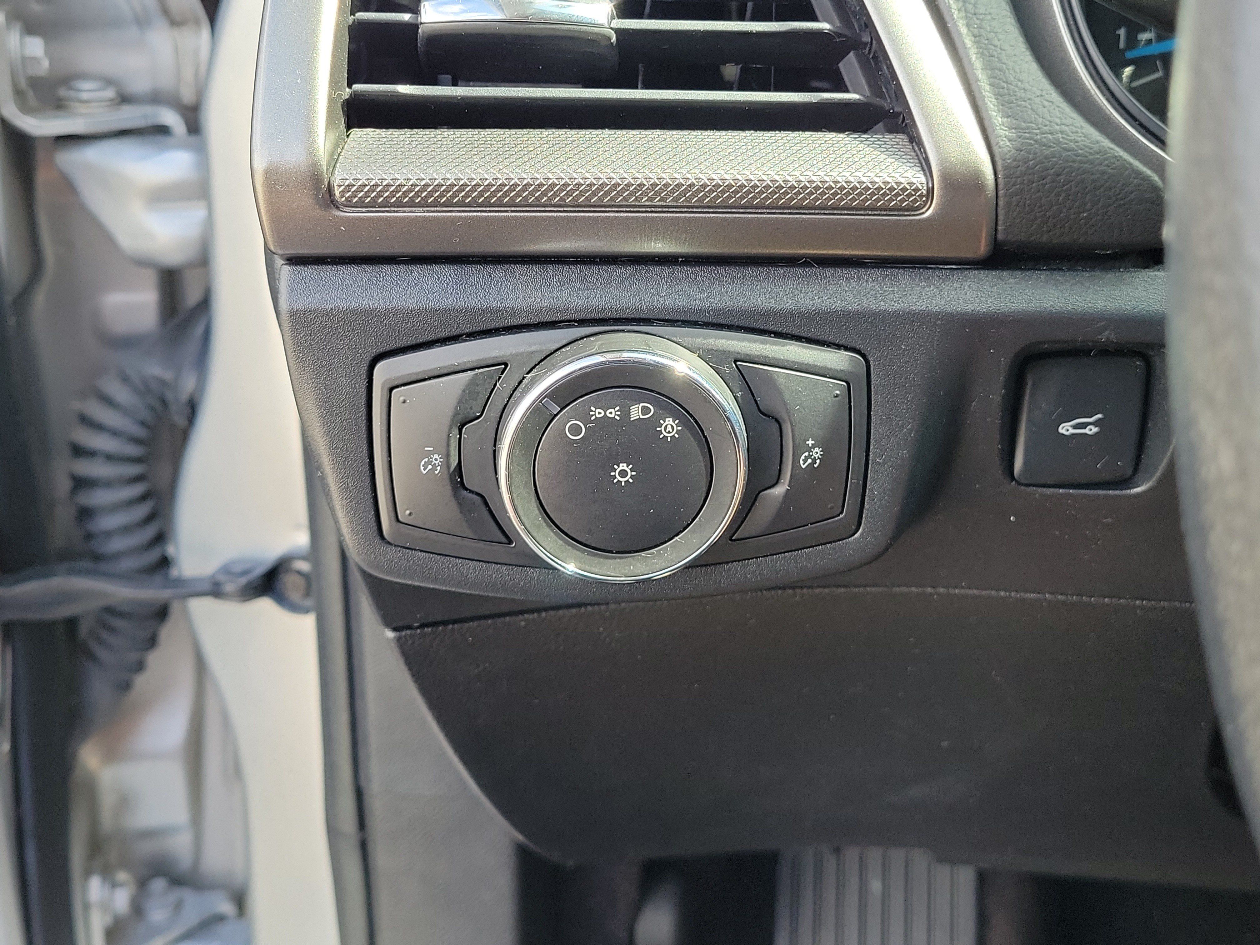 Used 2017 Ford Fusion SE FWD image 20