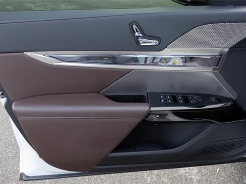 Used 2024 BMW i7 xDrive60 image 14