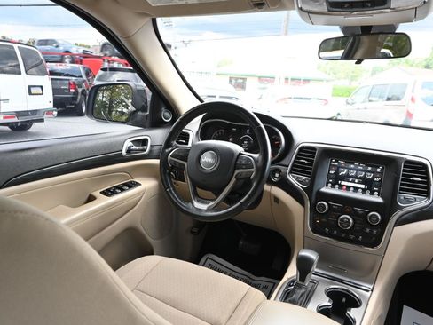 Used 2019 Jeep Grand Cherokee Laredo AWD/4WD image 27