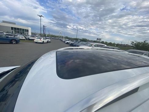 Used 2025 Volkswagen Atlas SEL Premium R-Line image 3