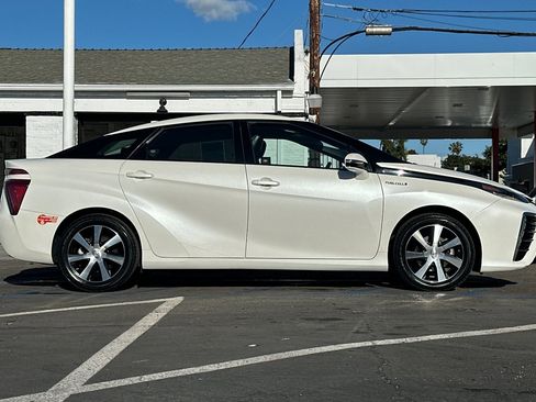 Certified 2018 Toyota Mirai Base image 3