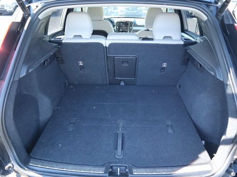 Used 2021 Volvo XC40 T5 Momentum w/ Premium Package AWD/4WD image 12