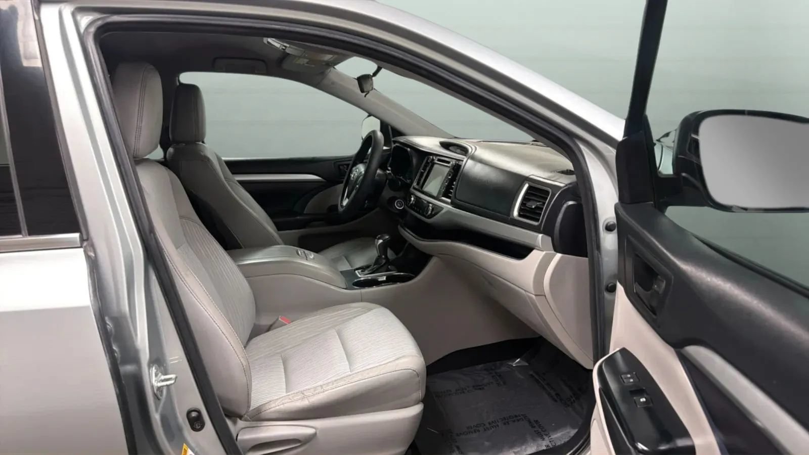 Used 2017 Toyota Highlander Plus FWD image 21