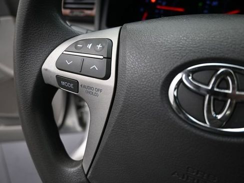 Used 2010 Toyota Camry LE image 3