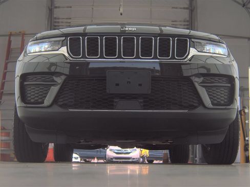 Used 2023 Jeep Grand Cherokee Laredo w/ Luxury Tech Group I AWD/4WD image 4