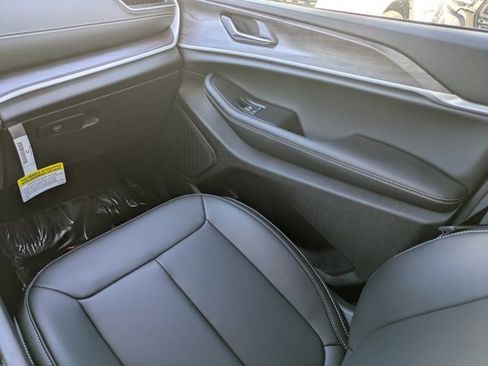 New 2025 Jeep Grand Cherokee Limited w/ Black Appearance Package image 15