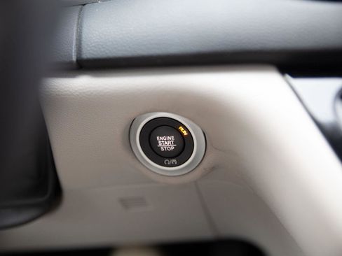 Used 2023 Chrysler Pacifica Touring-L image 15