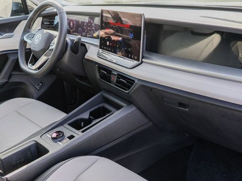 New 2025 Volkswagen Tiguan SE image 39