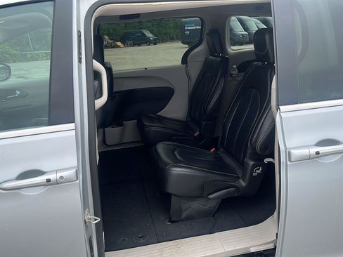 Used 2023 Chrysler Pacifica Touring-L FWD image 7