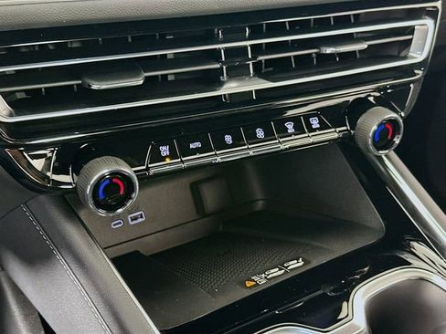 New 2025 Chevrolet Traverse LT FWD image 18