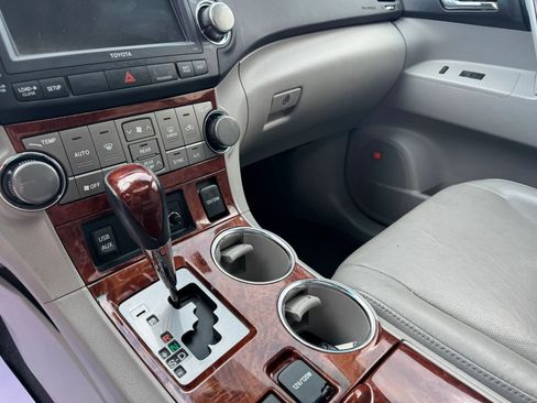 Used 2011 Toyota Highlander Limited w/ Tow Pkg image 23