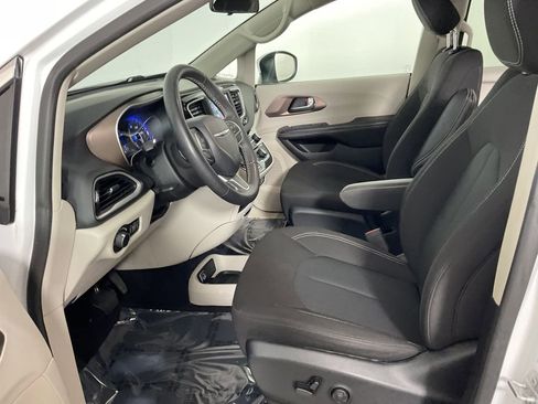 Used 2022 Chrysler Voyager LX image 18