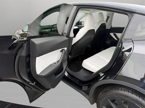 Used 2020 Tesla Model Y Long Range image 22
