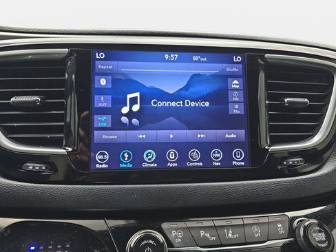 Used 2019 Chrysler Pacifica Touring-L w/ Advanced Safetytec Group FWD image 18