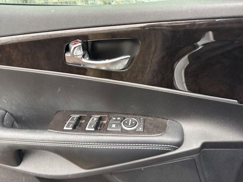 Used 2017 Kia Sorento LX w/ LX Convenience Package image 24