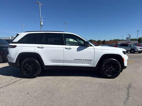Used 2025 Jeep Grand Cherokee Altitude AWD/4WD image 4