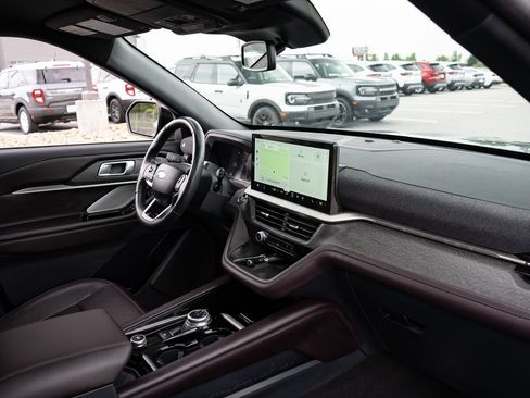 Used 2025 Ford Explorer Platinum AWD/4WD image 23
