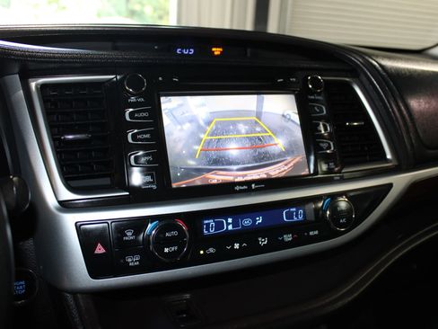 Used 2015 Toyota Highlander Limited Platinum FWD image 17