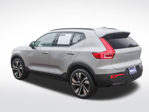 Used 2025 Volvo XC40 B5 Plus image 7