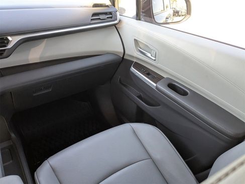 Used 2022 Toyota Sienna XLE image 18