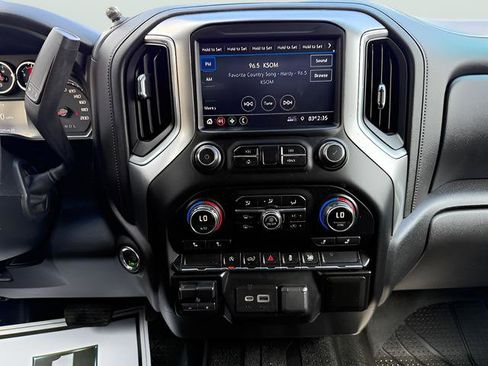 Used 2020 Chevrolet Silverado 1500 LT w/ Convenience Package image 11