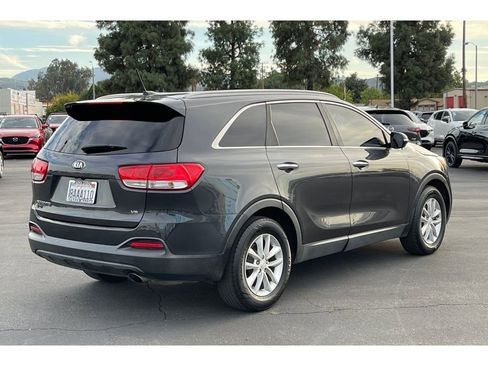 Used 2018 Kia Sorento LX image 7
