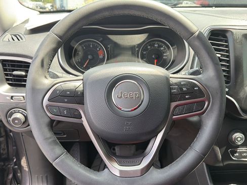 Used 2020 Jeep Cherokee Latitude Plus AWD/4WD image 19