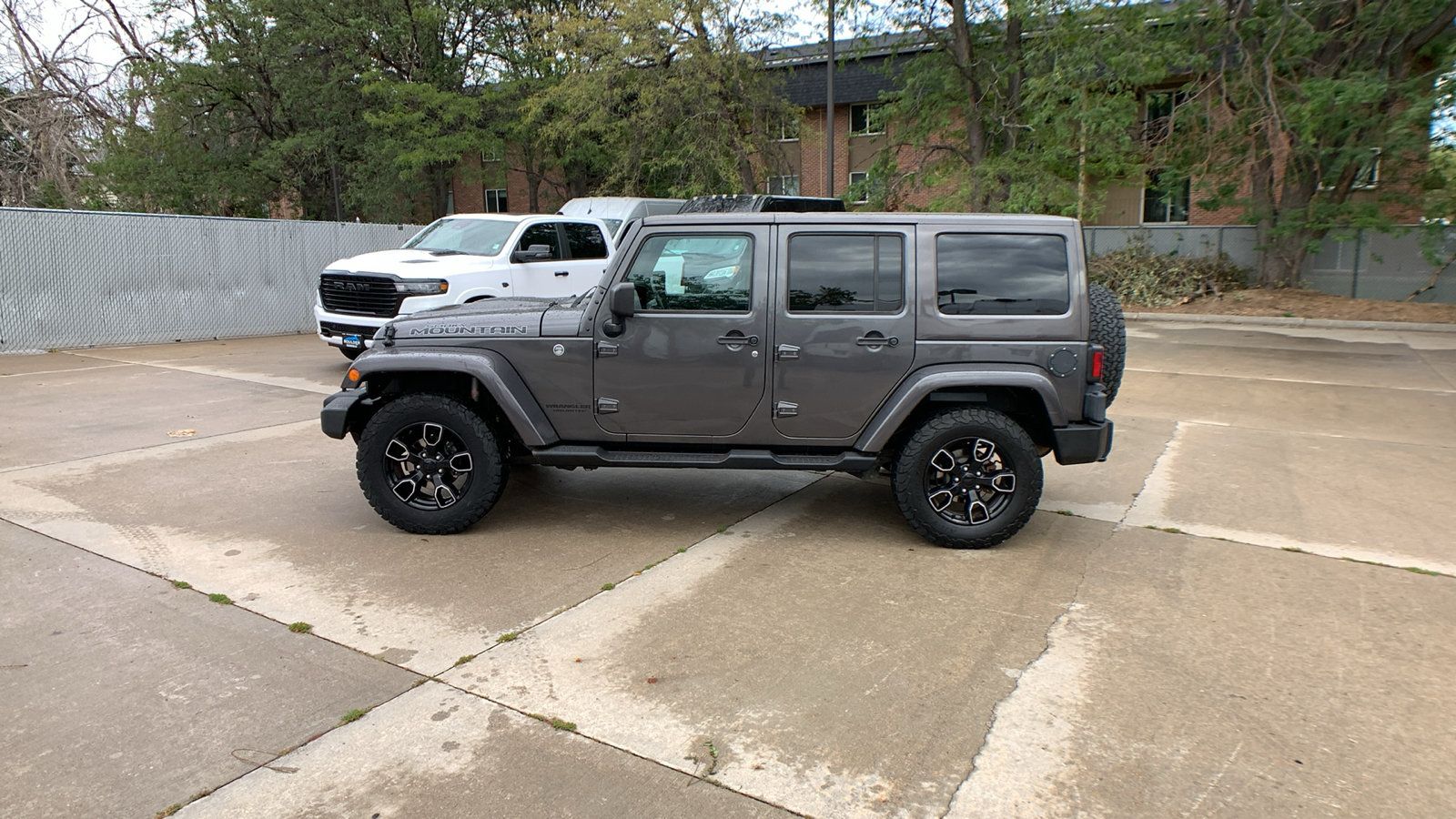 Used 2017 Jeep Wrangler Unlimited Sahara AWD/4WD image 2