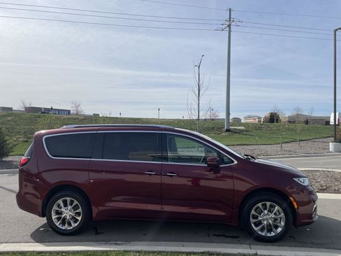 Used 2021 Chrysler Pacifica Touring-L w/ Premium & Safety Sphere Group image 7