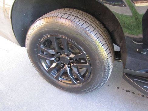 Used 2023 Chevrolet Suburban LS image 28