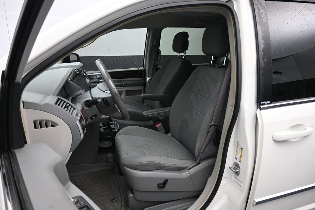Used 2010 Chrysler Town & Country Touring FWD image 17
